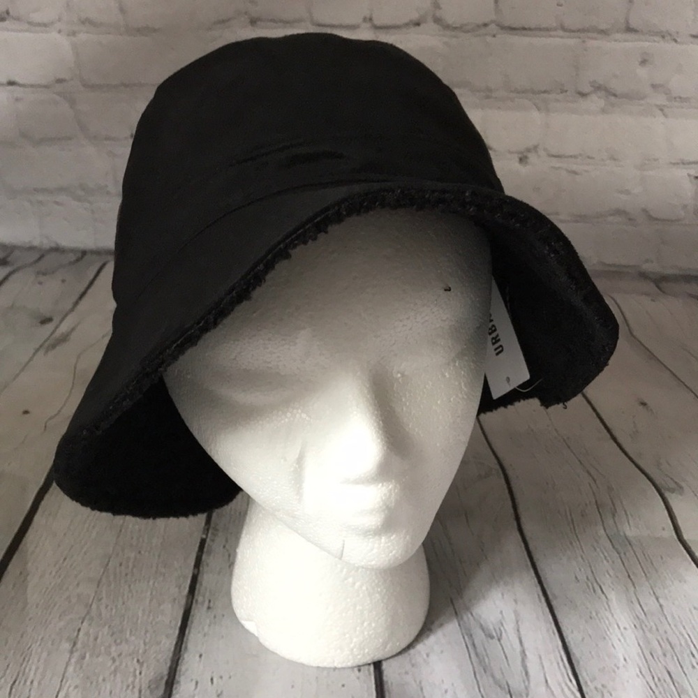 UO FAUX SUEDE/SHERPA LINING BUCKET HAT